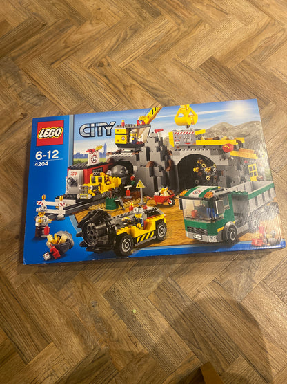 Lego City 4204. The Gold Mine RETIRED (minor damage to box)
