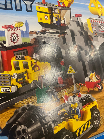 Lego City 4204. The Gold Mine RETIRED (minor damage to box)